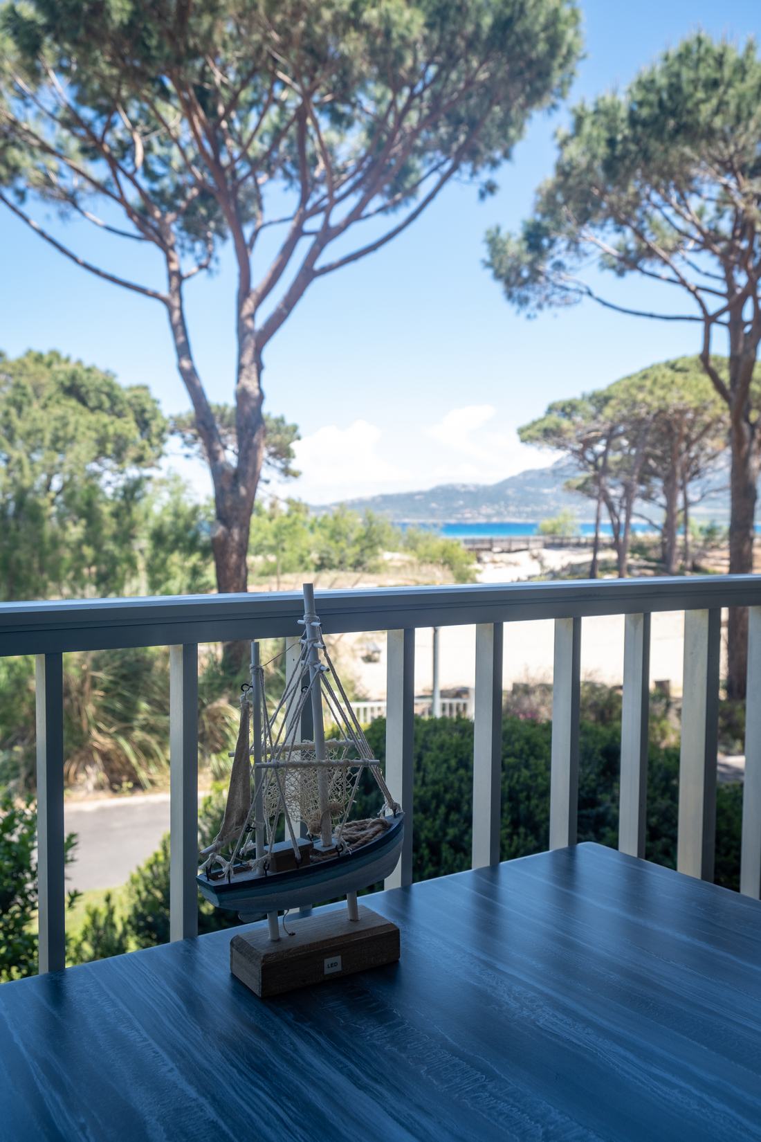 Blick vom Balkontisch aufs Meer