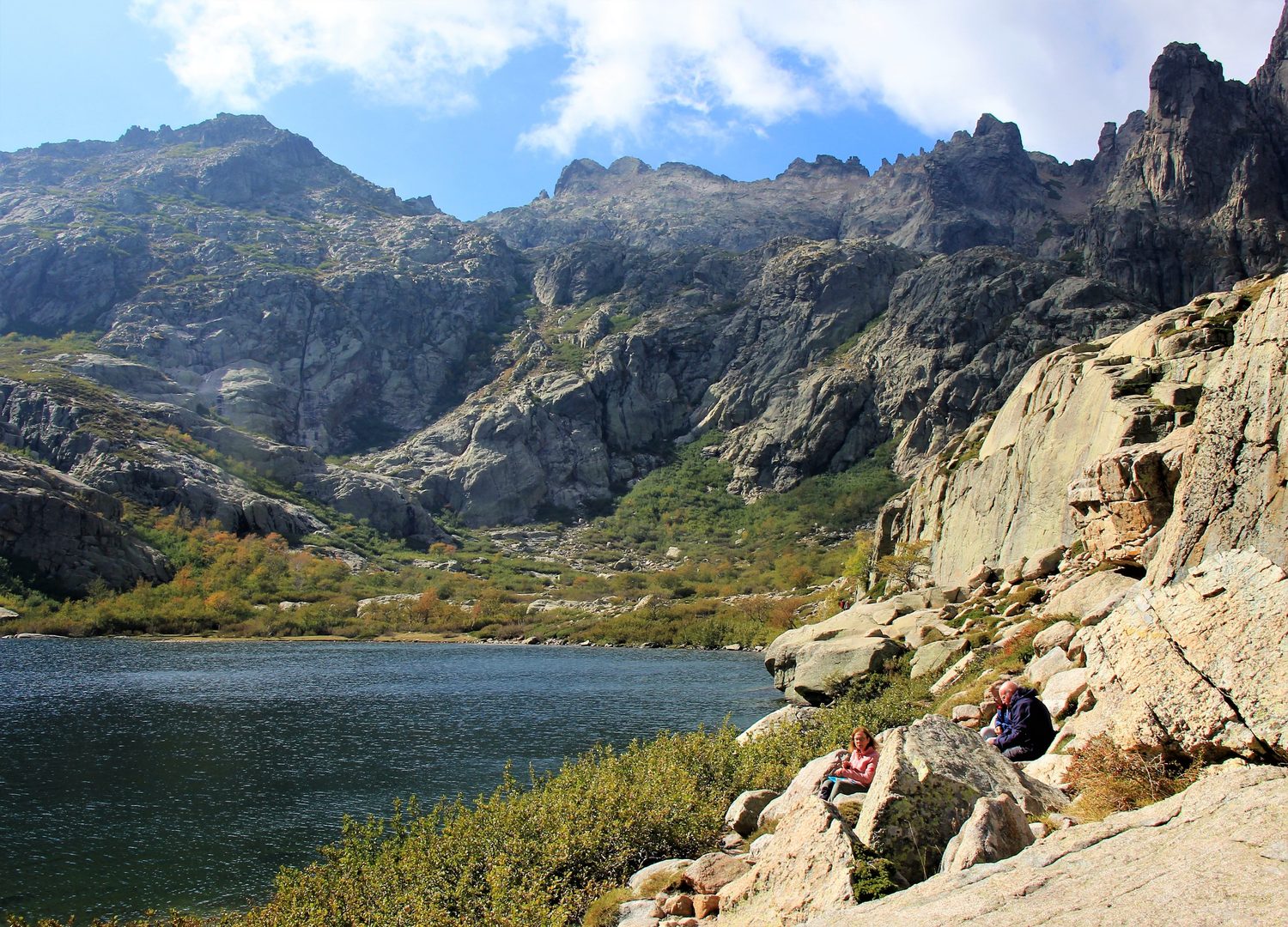 Bergsee zwischen Granitfelsen im Hochgebirge