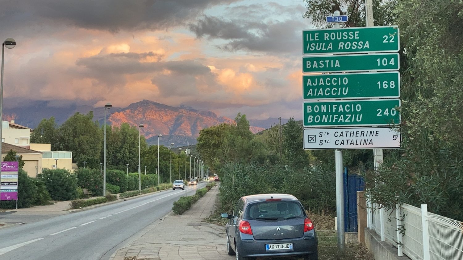 Wegweiser nach L'Île-Rousse, Bastia, Ajaccio und Bonifacio