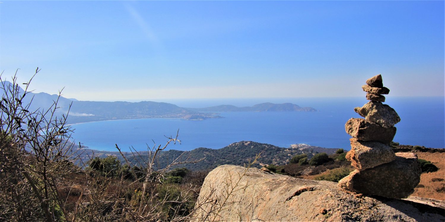 Steinmännchen hoch über der Bucht von Calvi