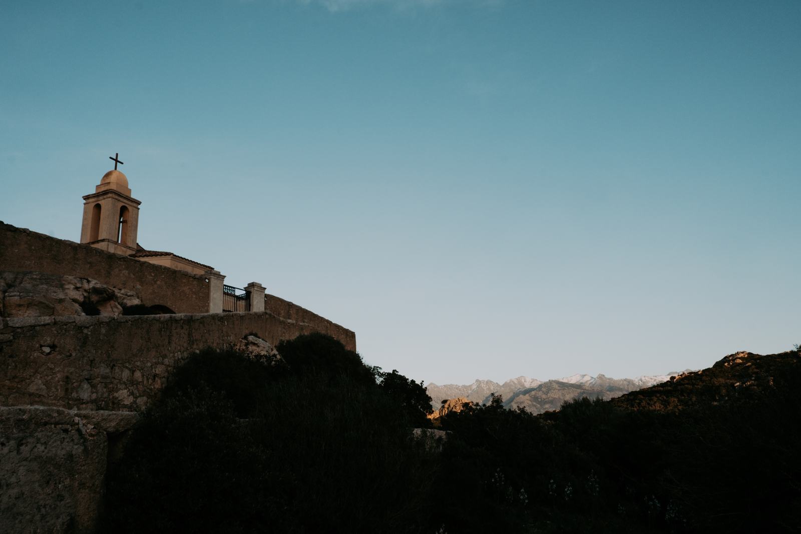 Kapelle auf dem Hügel am Abend