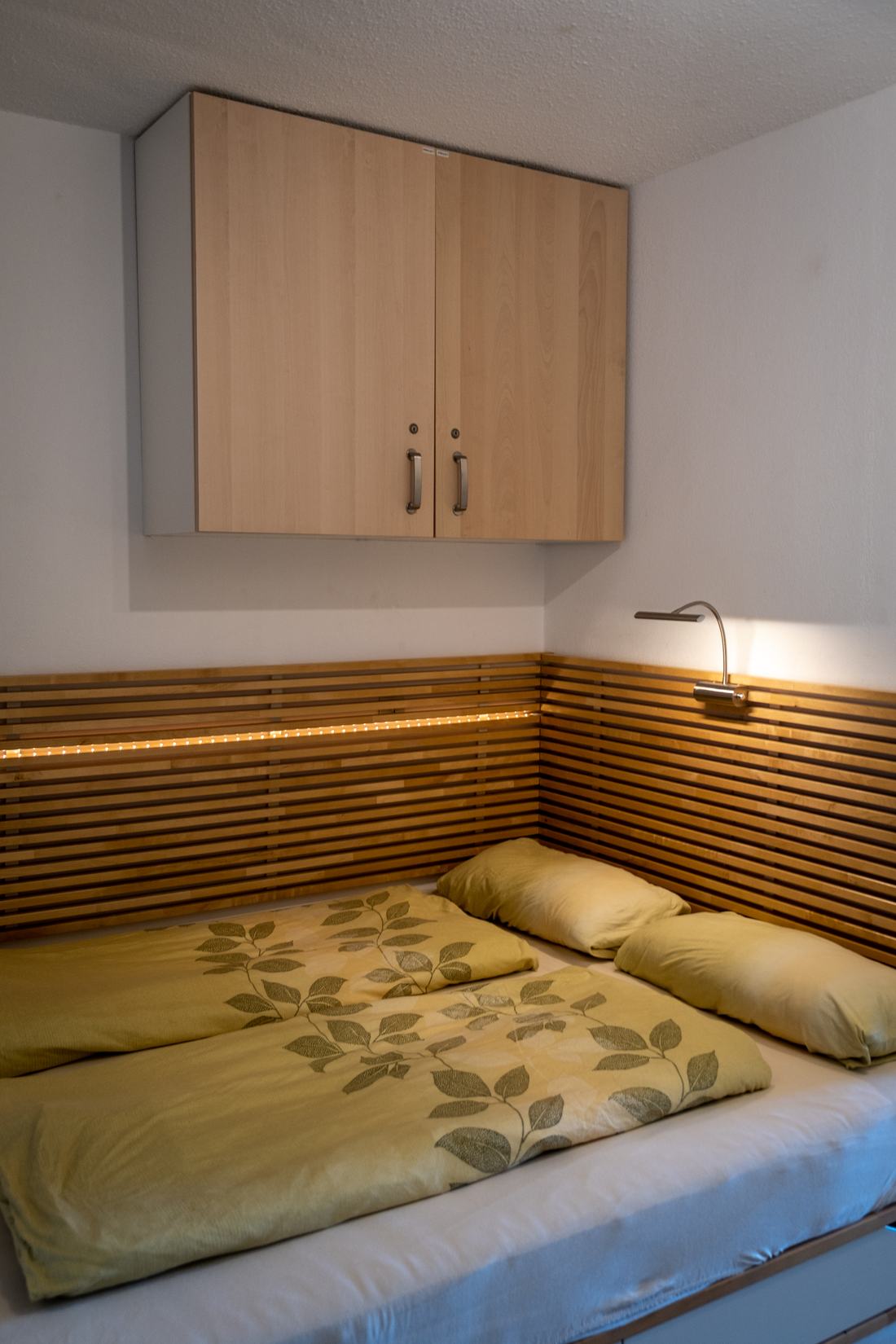 Schlafzimmer mit Holzpaneel